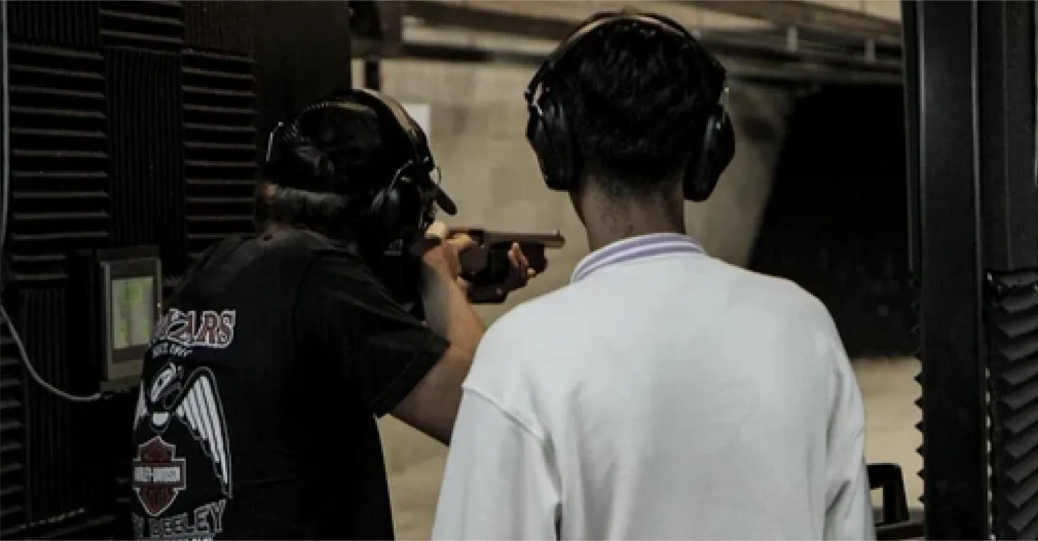 Range 313 instructor assisting a group